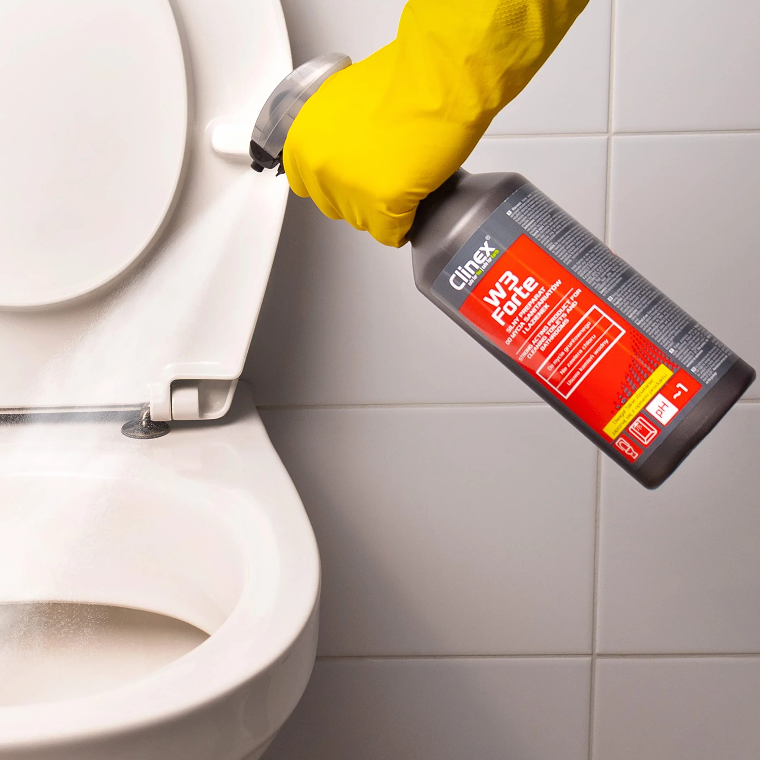 Clinex W3 Forte środek do czyszczenia łazienki, odkamieniacz i rdzę, środek czyszczący do łazienki, kamień i brud, środek do czyszczenia toalety, butelka z rozpylaczem i neutralizator zapachów